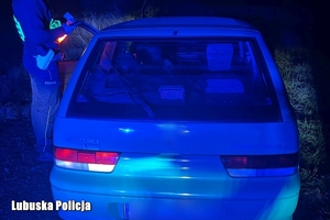 policjant prowadzi kontrolę drogową