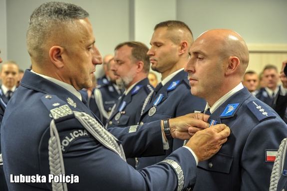 moment wręczenia medalu osobie