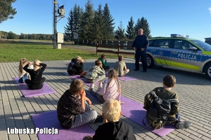 policjant rozmawia z dziećmi