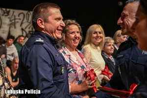 policjant otrzymuje upominek