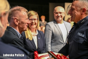 mężczyzna otrzymuje upominek