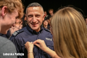 policjant otrzymuje odznakę