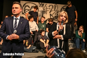 przemawiające osoby