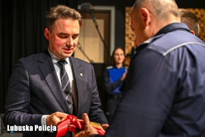 mężczyzna otrzymuje upominek