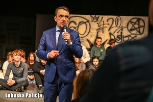 mężczyzna przemawia przez mikrofon