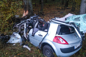 Miejsce wypadku drogowego - rozbity pojazd osobowy.