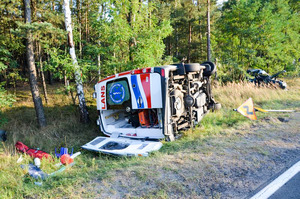 Miejsce wypadku drogowego - rozbita karetka pogotowia ratunkowego.