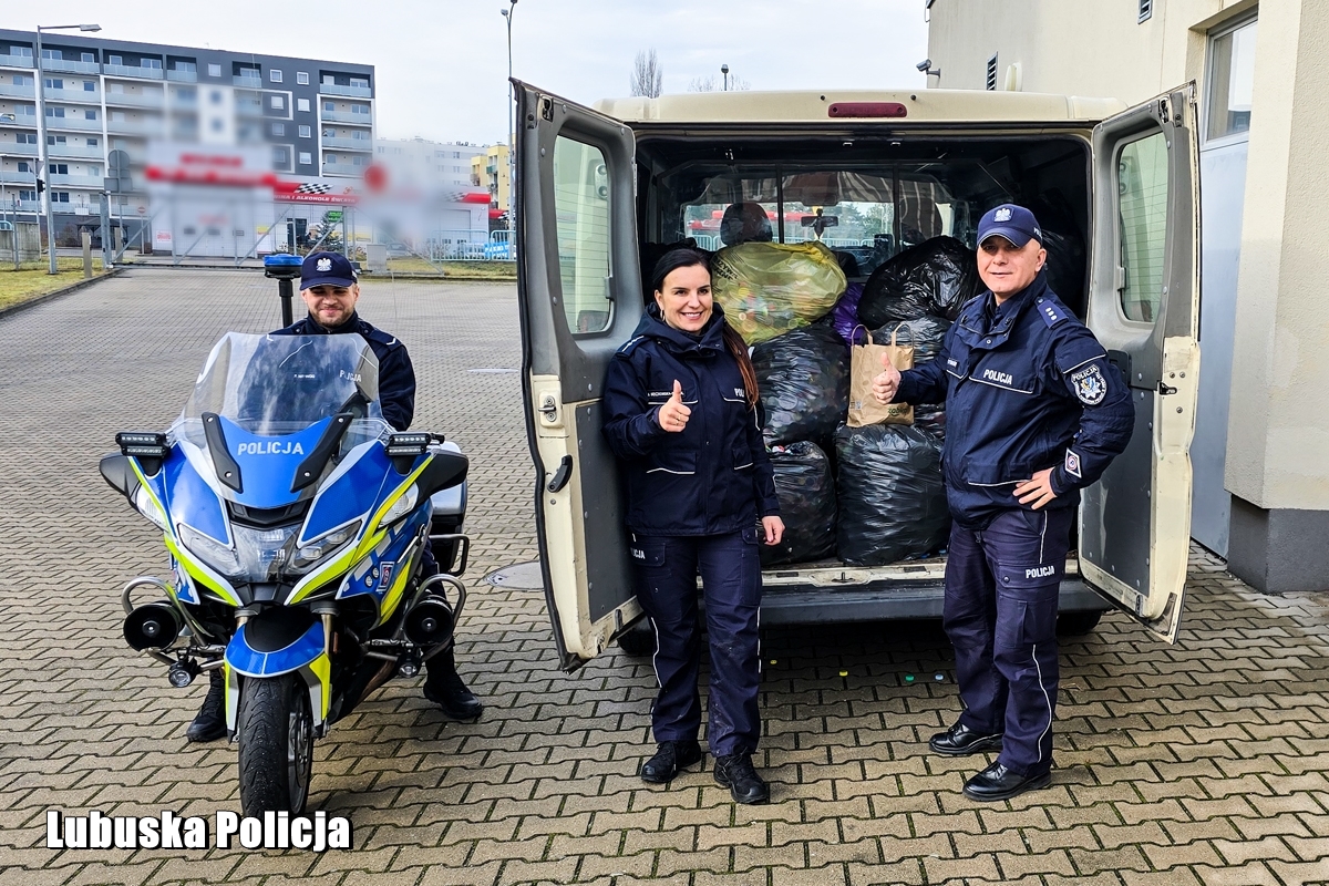 Góra nakrętek dla Jasia – policjanci pomagają choremu chłopcu