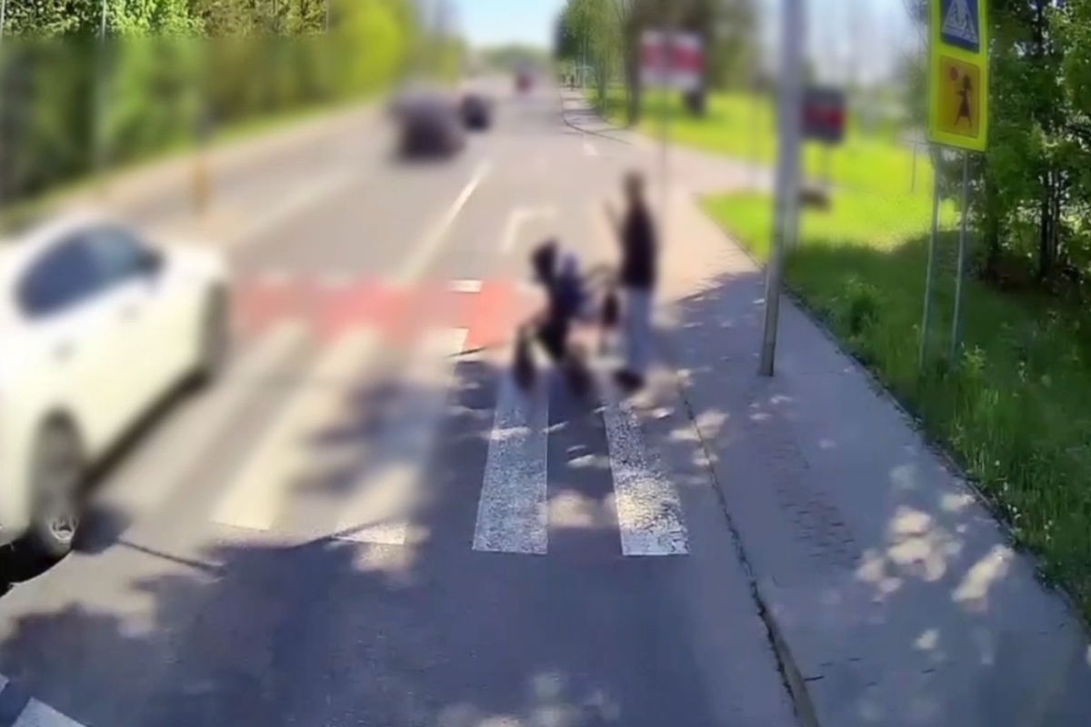 Skrajna bezmyślność kierowców przed przejściem dla pieszych