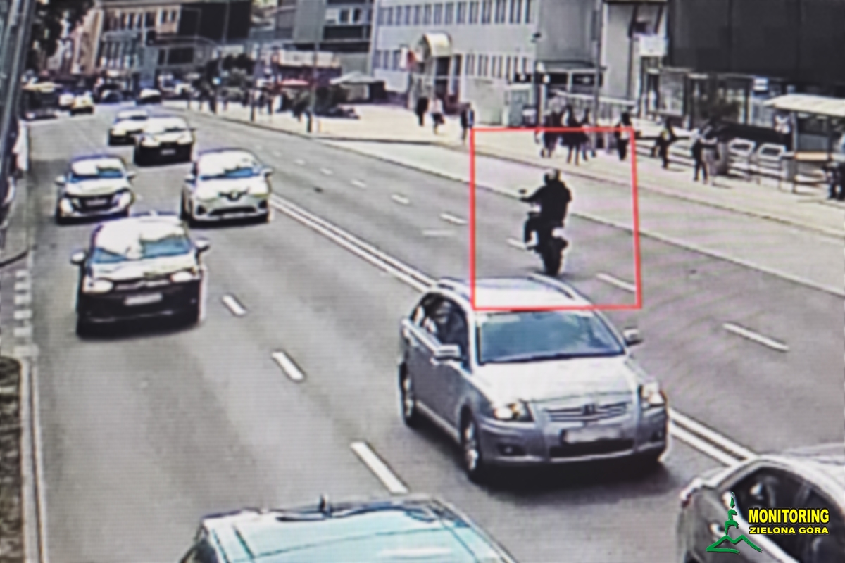 Motocyklista na jednym kole - niebezpieczne zachowanie zarejestrowane przez monitoring