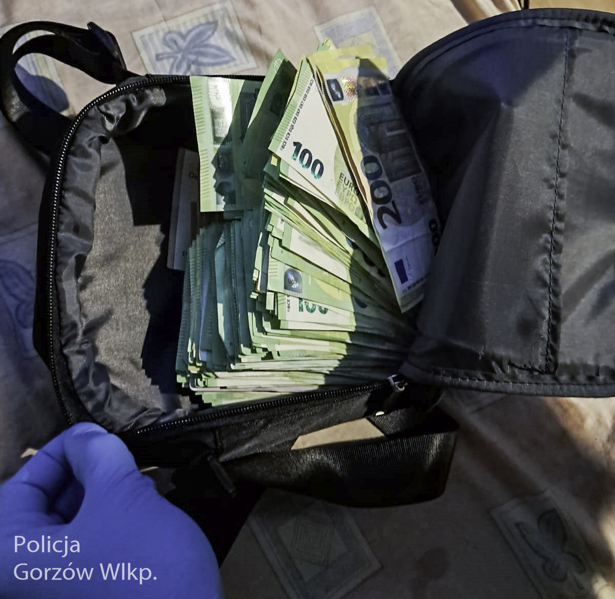Włamanie i straty na ponad ćwierć mln zł. Podejrzani zatrzymani, pieniądze i biżuteria odzyskane