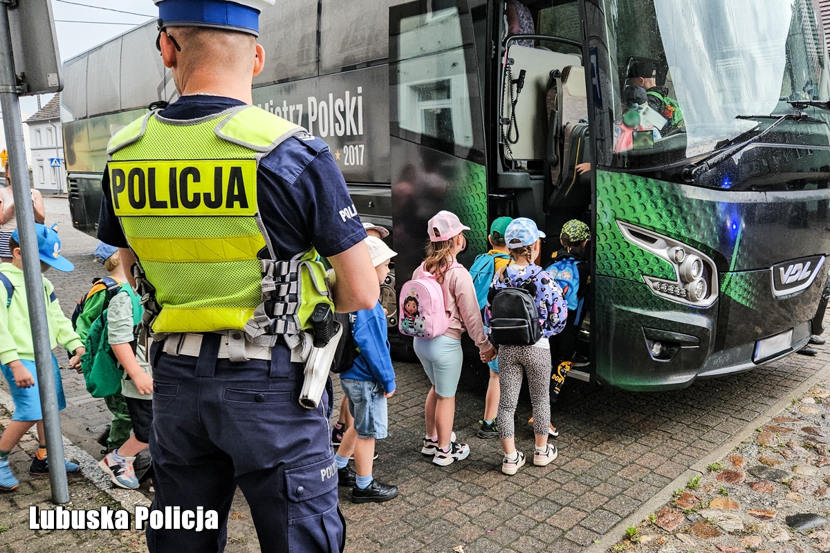 Policjanci kontrolują autokary, by dzieci mogły bezpiecznie dotrzeć do celu