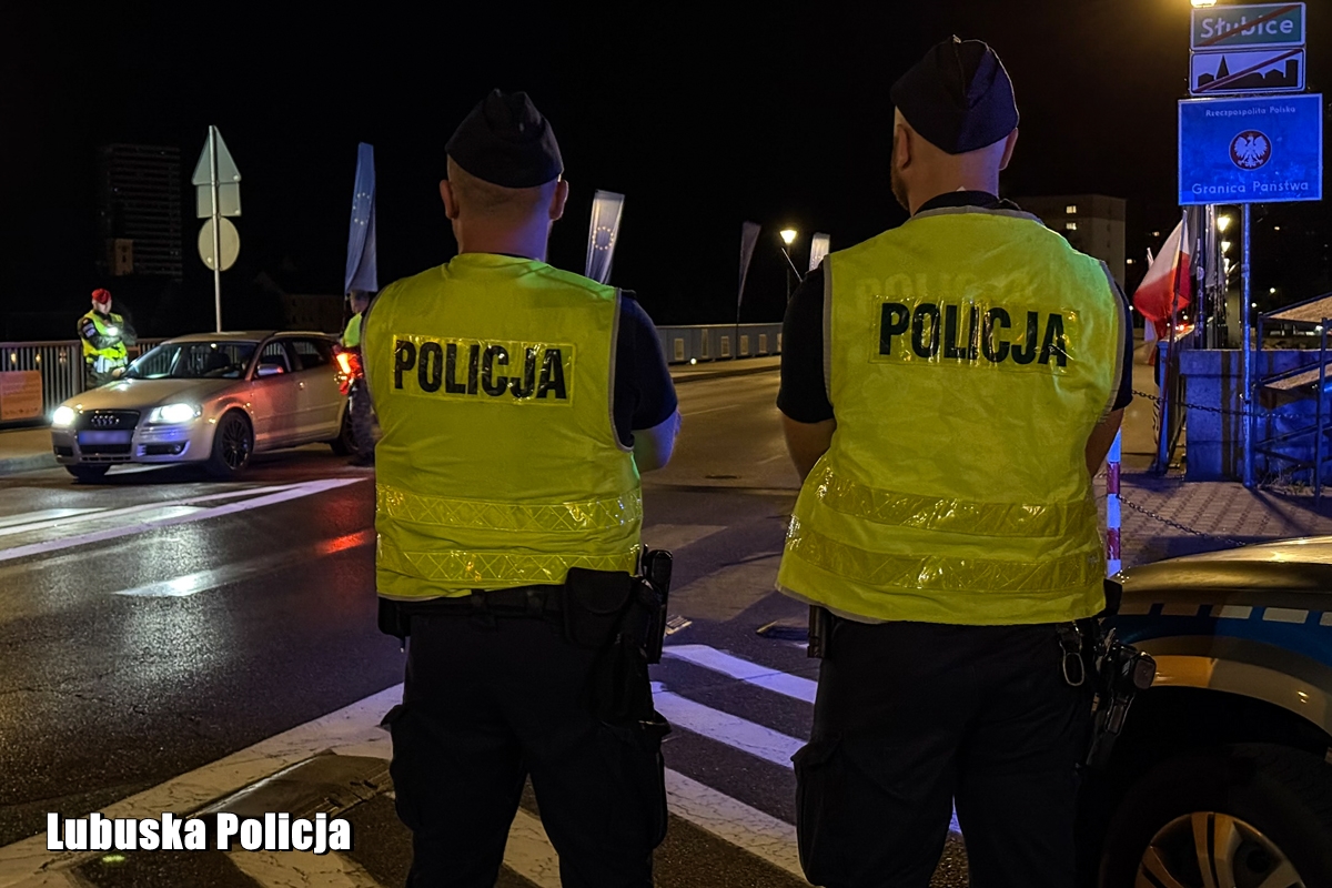 Policjanci zapewniają bezpieczeństwo w miejscach kontroli granicznych