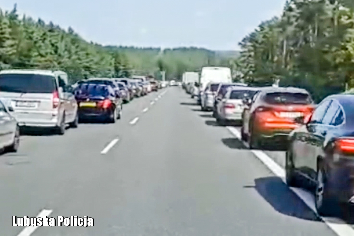 Kierowcy utworzyli wzorowy „korytarz życia” na S3