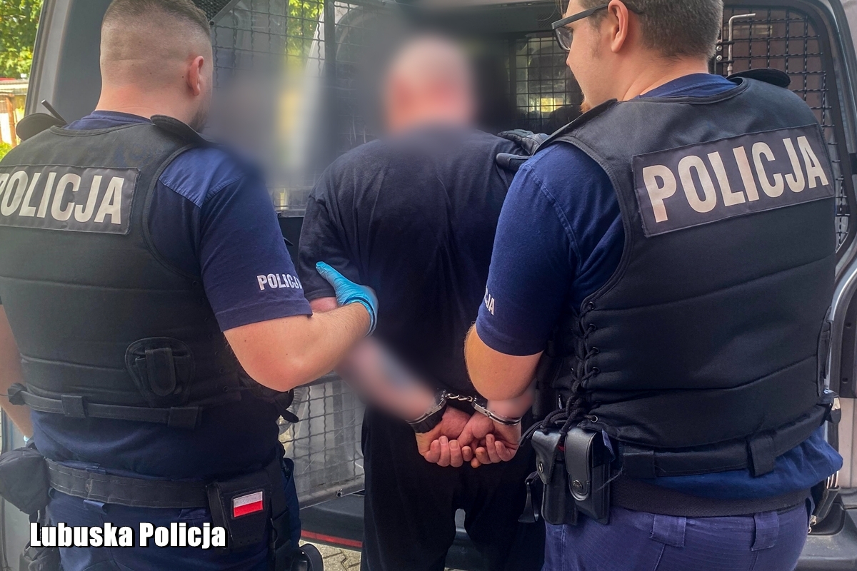 58-latek odpowie za znieważenie i uszkodzenie flag Polski