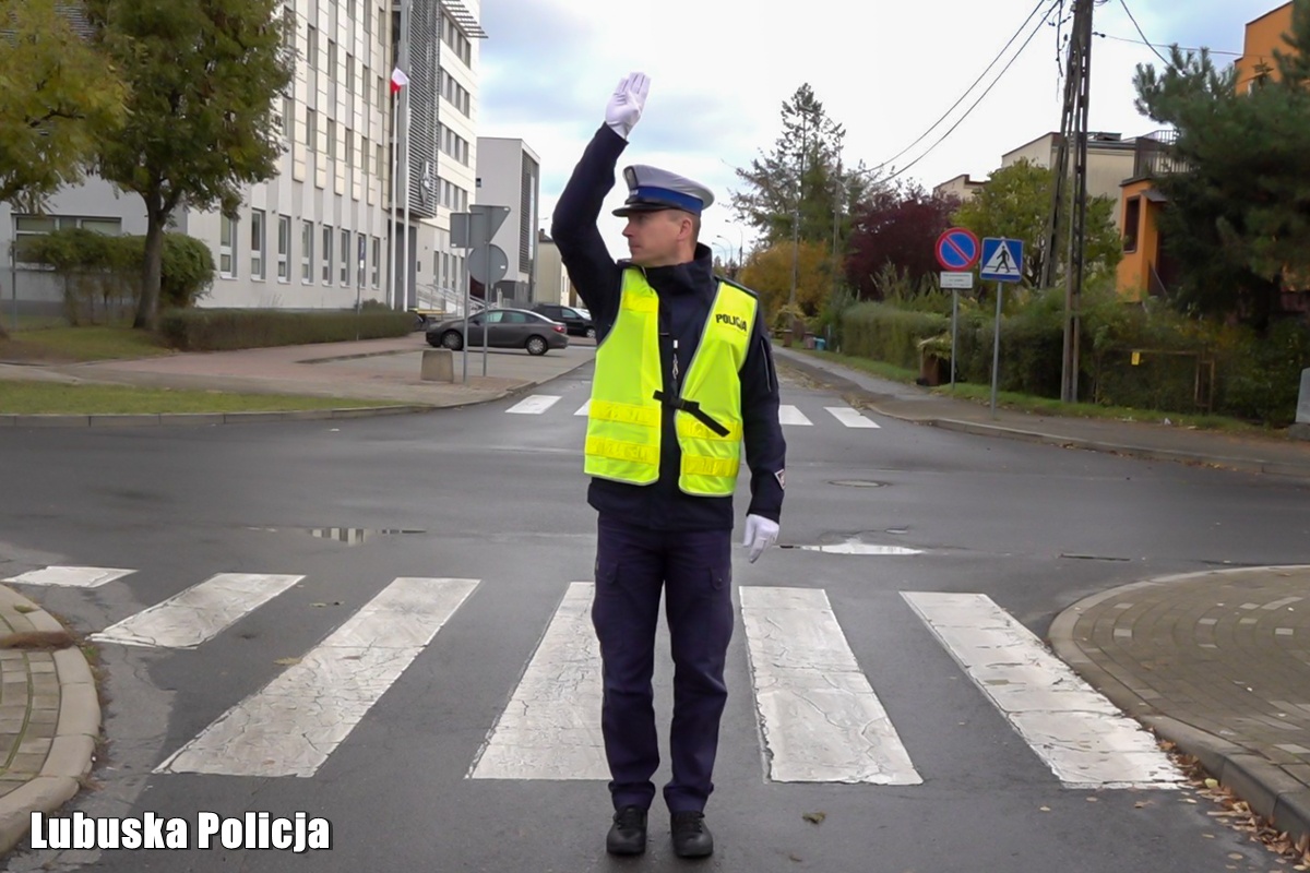 Bezpieczna podróż z lubuską Policją - jak zachować się gdy funkcjonariusz kieruje ruchem?