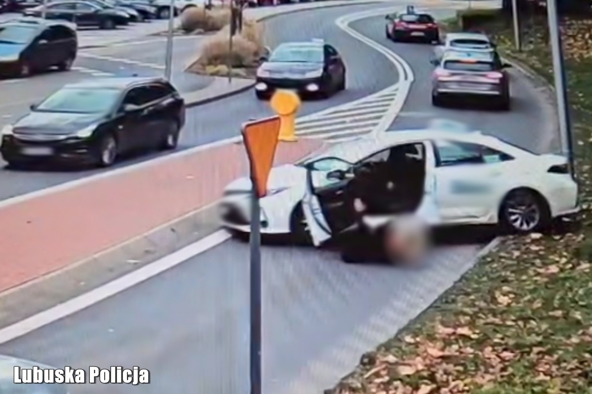 Niebezpieczny incydent pod dworcem – taksówka sama ruszyła na ruchliwą ulicę