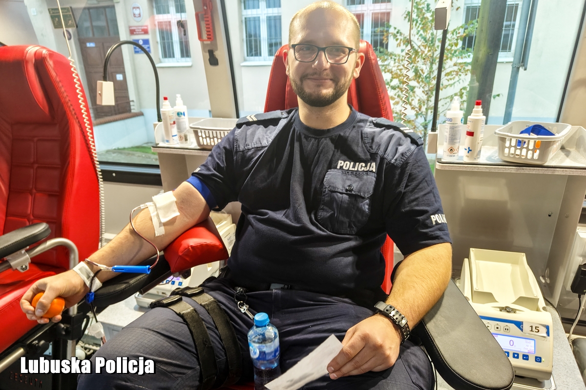 Krew to życie. Policjanci, pracownicy cywilni i mieszkańcy podzielili się cząstką siebie