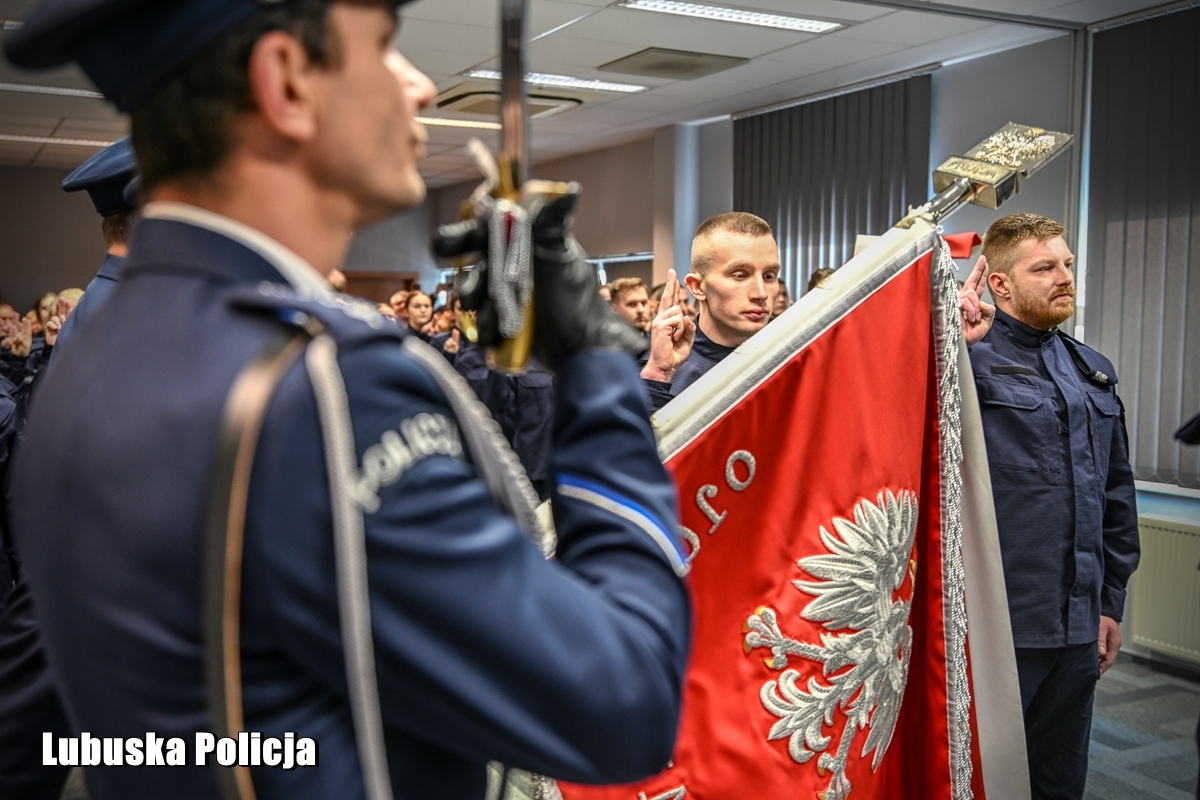 49 nowych policjantów ślubowało na sztandar – Witamy w szeregach lubuskiej Policji!