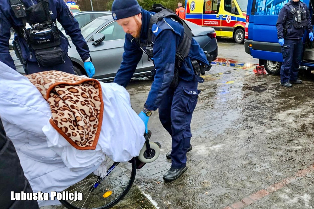 Policjanci pomagali w ewakuacji pensjonariuszy podczas pożaru domu pomocy społecznej