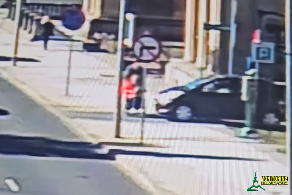 Niebezpieczne potrącenie kobiety na wózku uchwycone przez monitoring. Kierująca stanie przed sądem