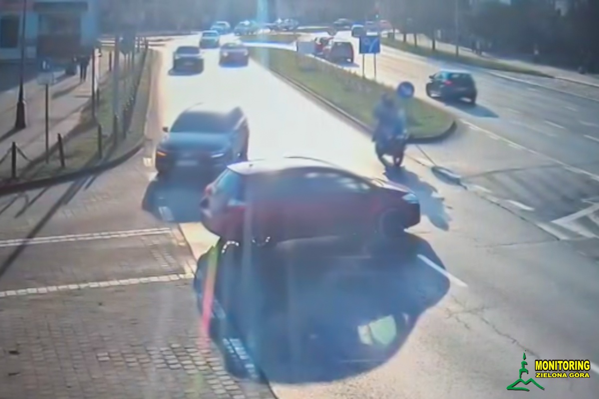 Groźny wypadek w centrum miasta. Motocyklista trafił do szpitala