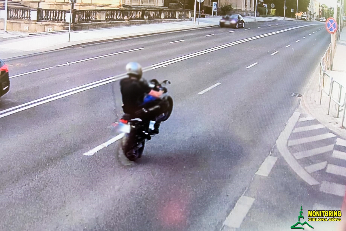 Najpierw jechał motocyklem na jednym kole, później przekroczył prędkość o 66 km/h - stracił prawo jazdy