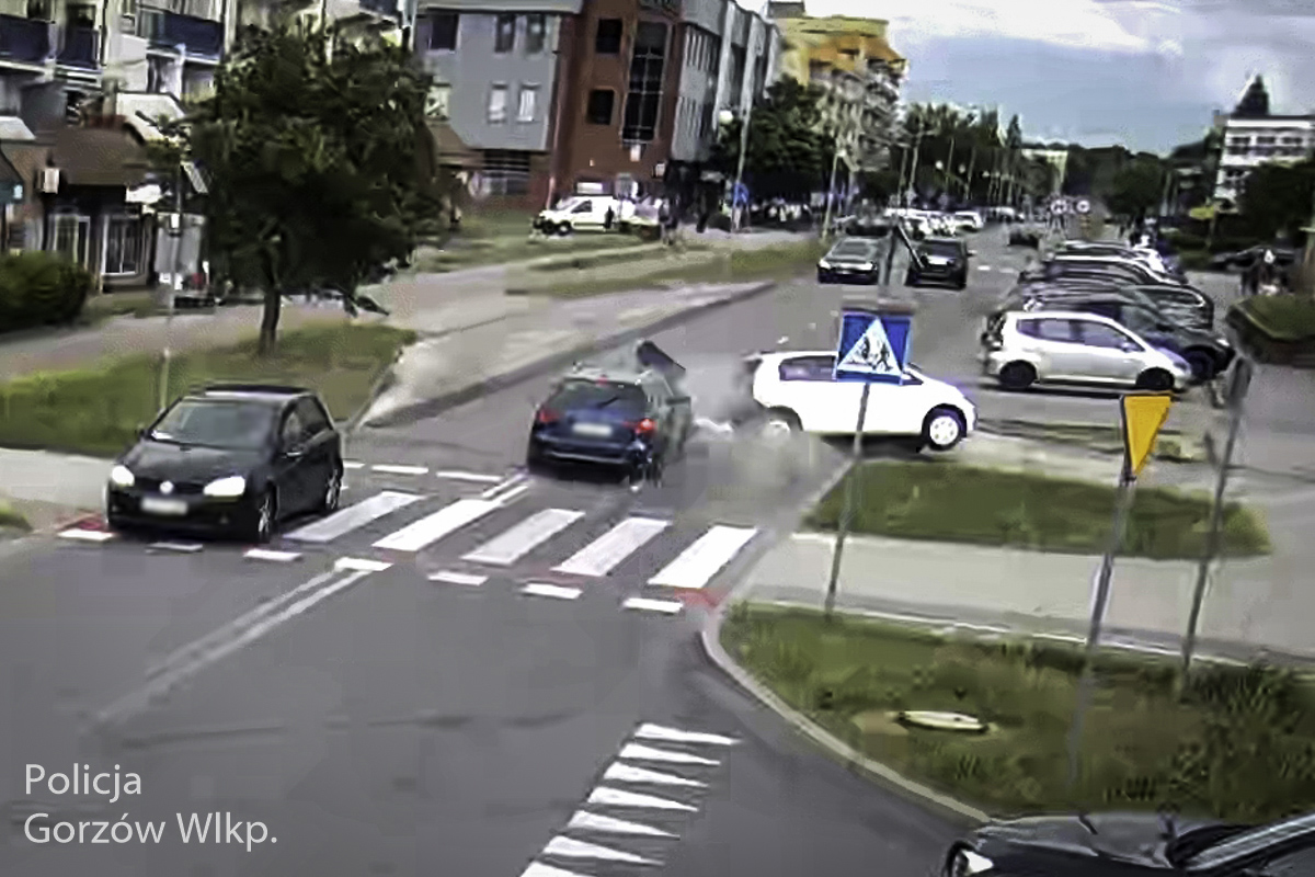 Nietrzeźwy kierowca doprowadził do zderzenia i próbował uciekać pieszo. W aucie narkotyki