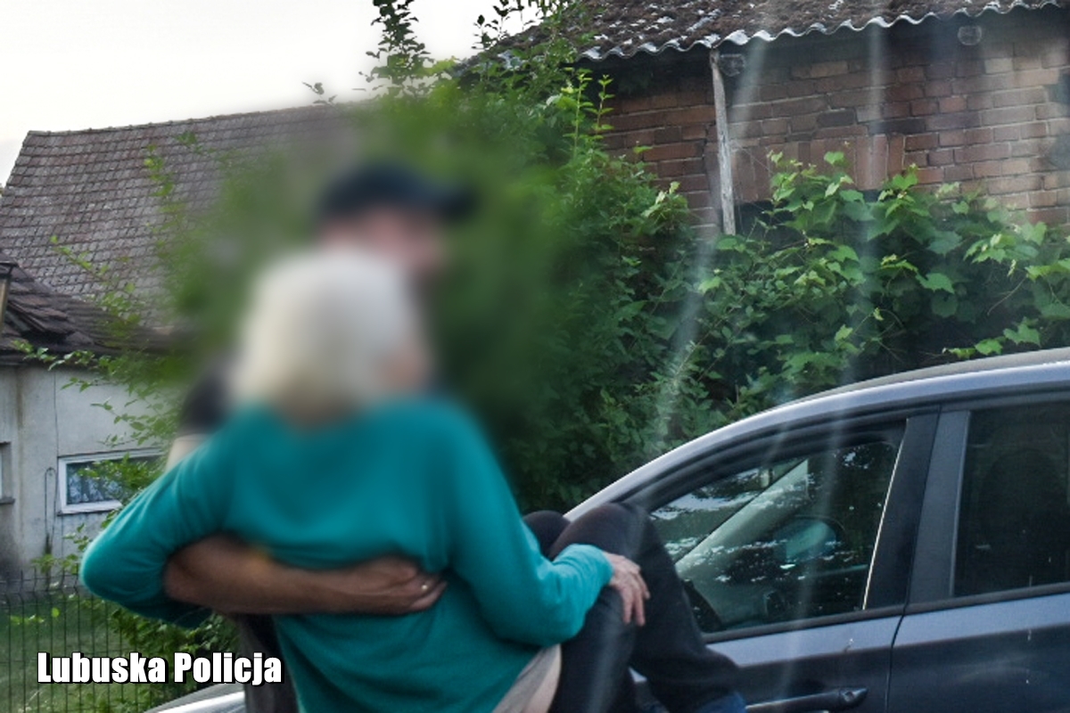 Kilkadziesiąt godzin poszukiwań i szczęśliwy finał. 77-latka odnaleziona przez policjantów