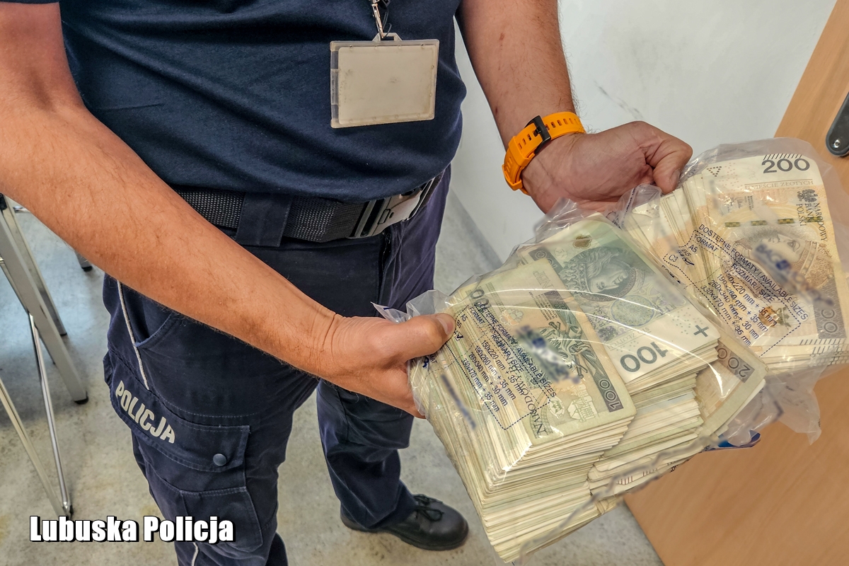 Policjanci zatrzymali oszustów i odzyskali skradzione pieniądze – ponad 125 tysięcy złotych