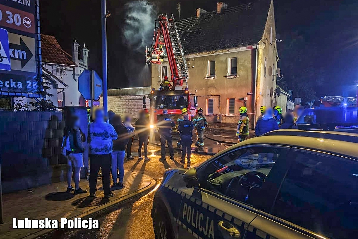 Policjanci ewakuowali pięć osób z płonącego budynku w Skwierzynie