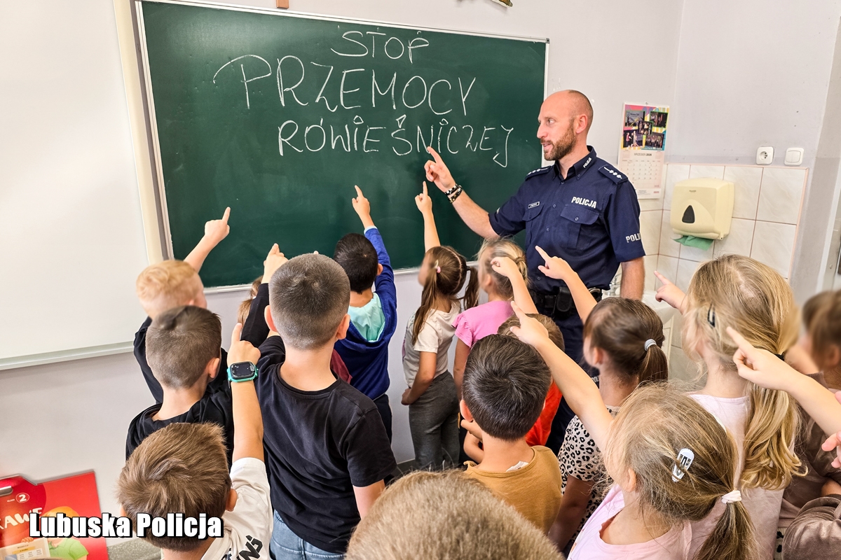 Szacunek zamiast hejtu - policjanci rozmawiają z dziećmi o zagrożeniach w sieci