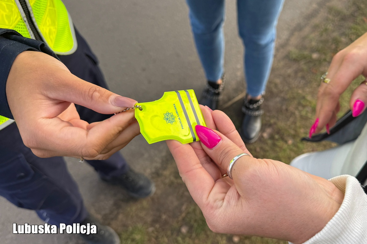 Policja przypomina o stosowaniu odblasków po zmianie czasu