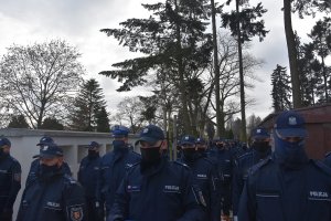 Rząd policjantów stojących na pogrzebie kolegi